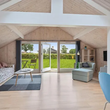 2 Bedroom Stunning In *